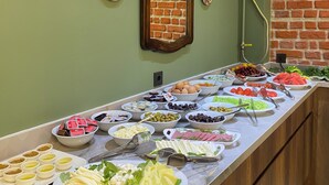 A buffet with various food items and a mirror on the wall. - Fethibey Otel (Bartın)