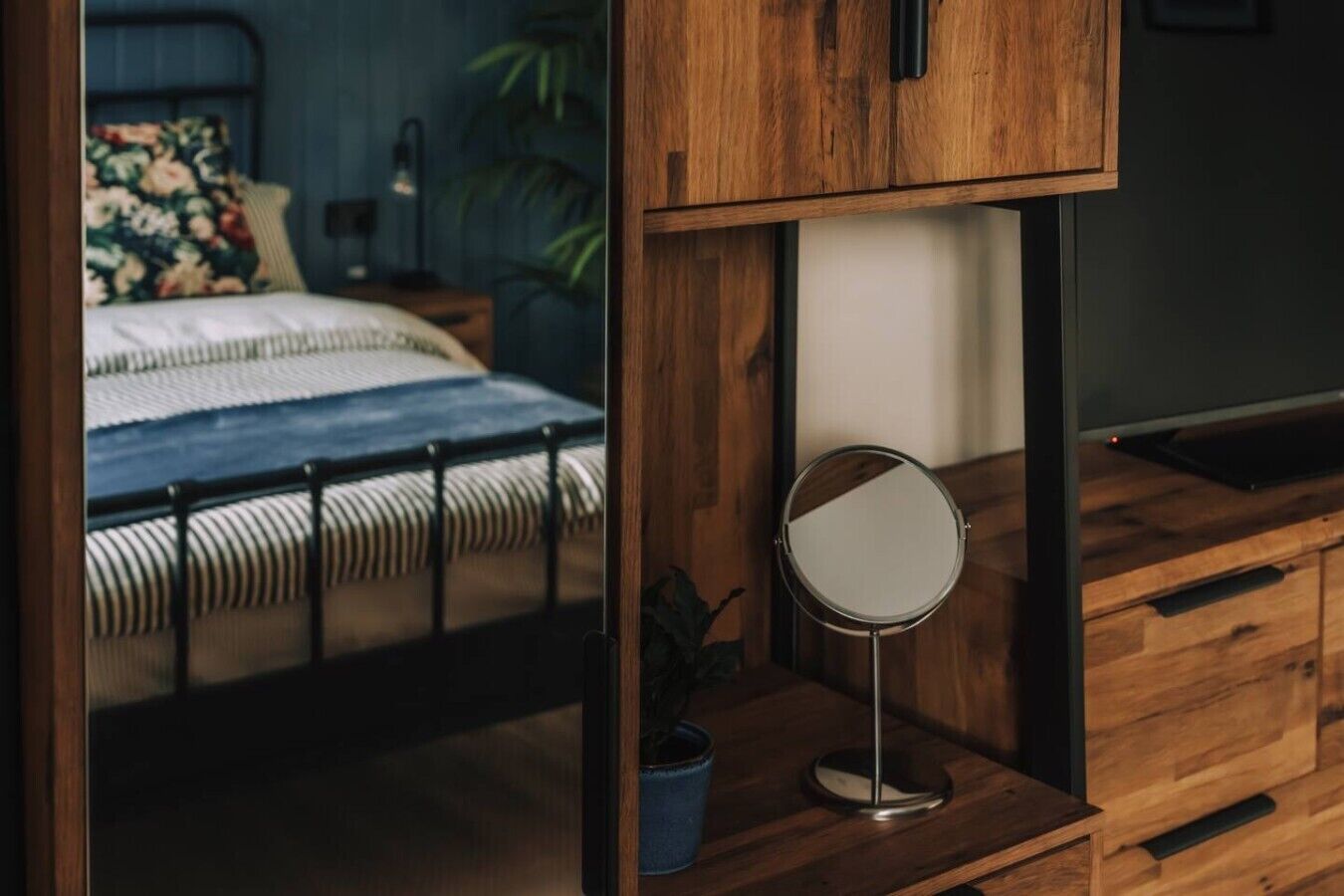 Iron/ironing board, travel cot, WiFi, bed sheets