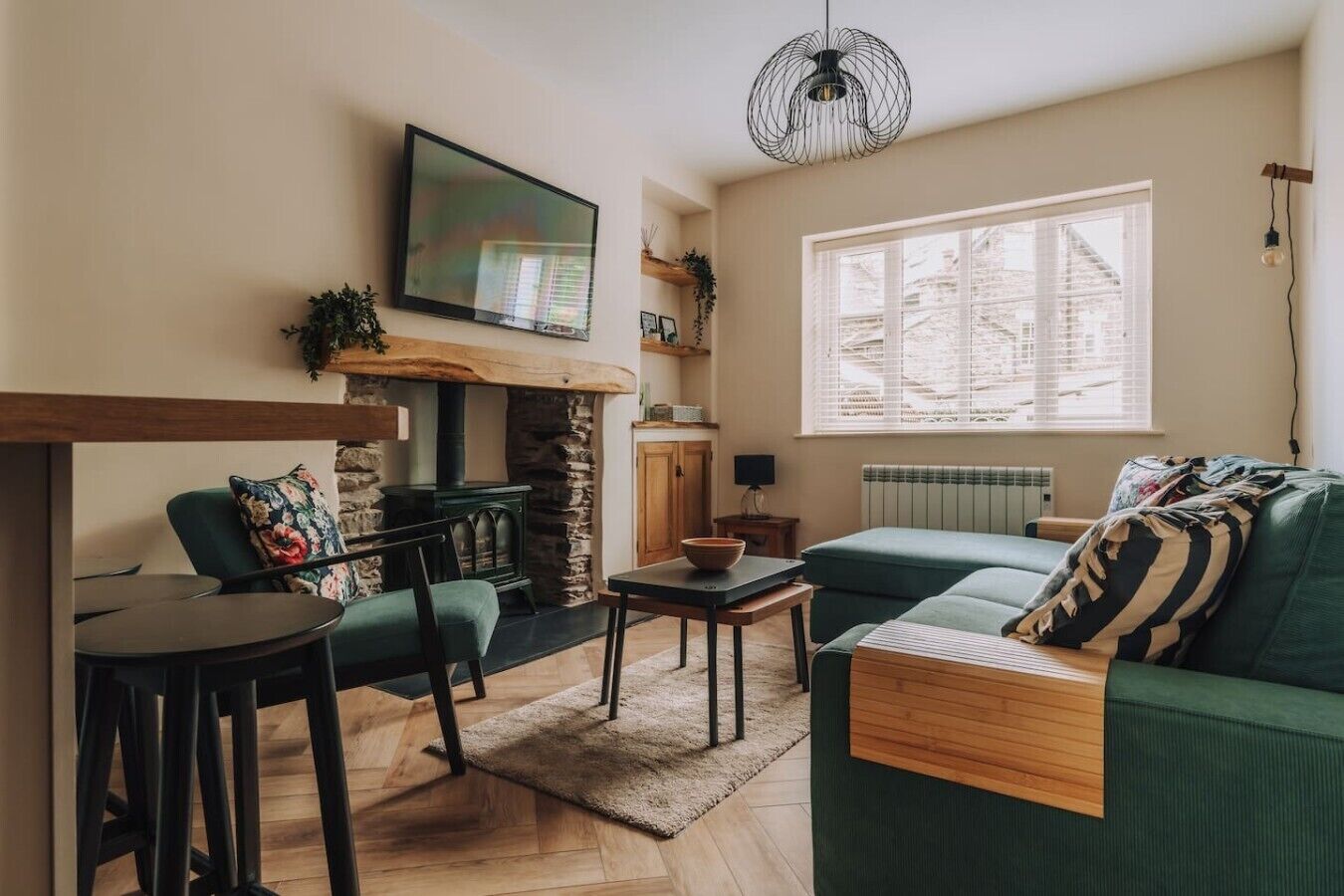 Ein gemütliches Wohnzimmer mit Kamin, Fernseher, einer Couch und einem Essbereich.