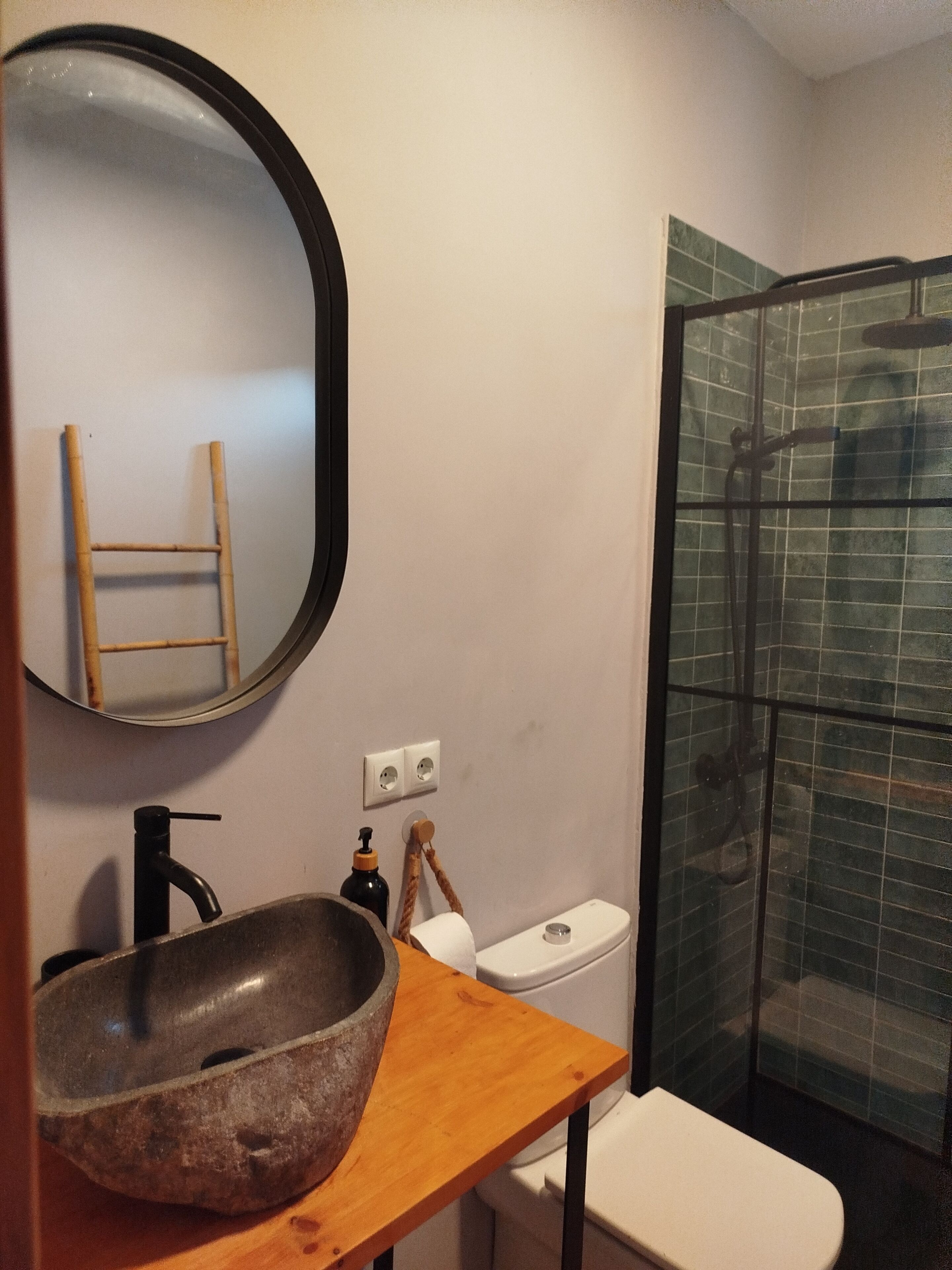 Douche, serviettes fournies, savon, papier toilette