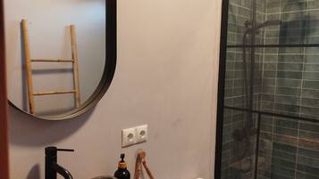 Douche, serviettes fournies, savon, papier toilette