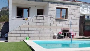 A house with a swimming pool, a covered patio, and a small garden area. - House with pool ribadavia (Francelos)
