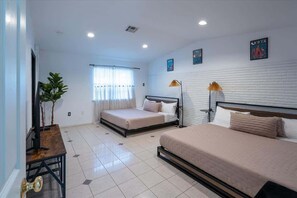 5 bedrooms, iron/ironing board, free WiFi - Modern Houston Pool Retreat • 5BR • Sleeps 15 (Houston)