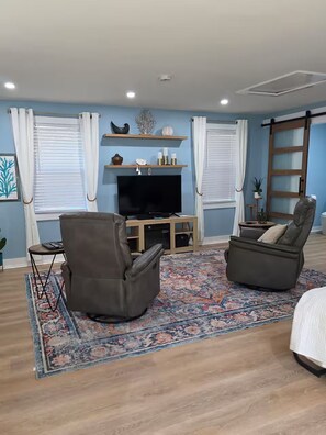 Living area - Modern Guesthouse Near Beaches & FLETC (Brunswick)