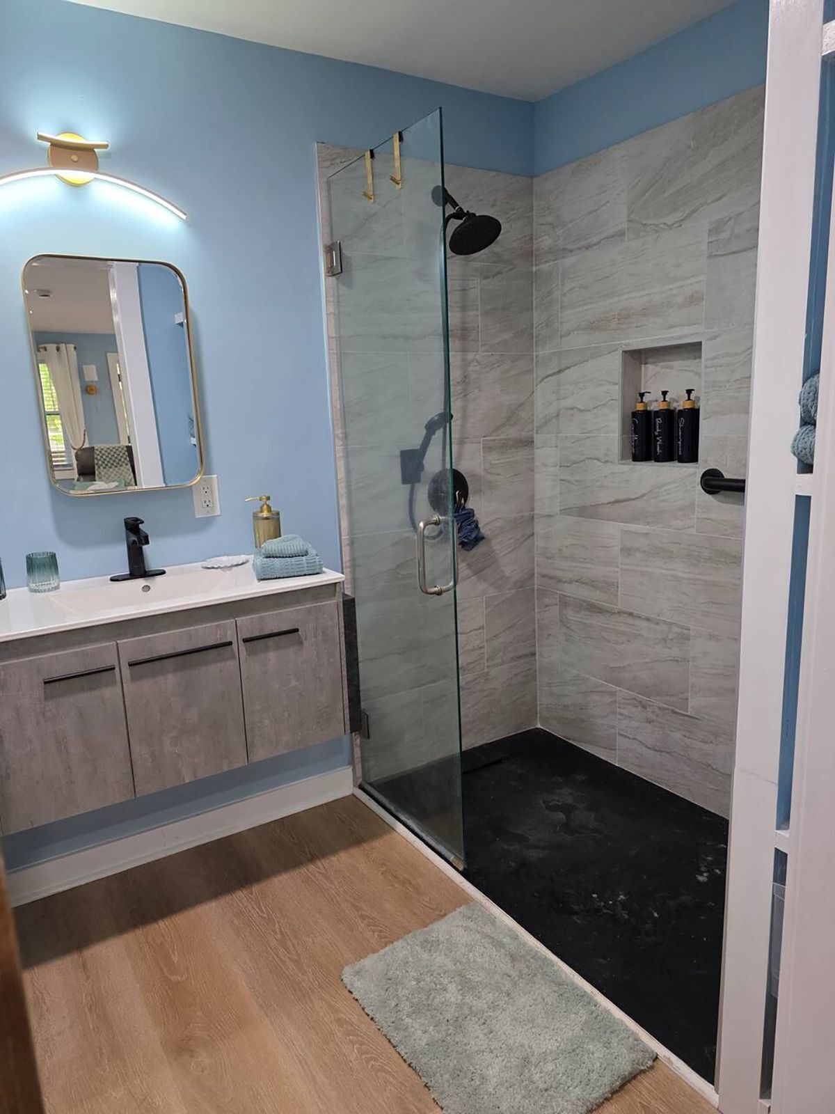 Towels, soap, shampoo, toilet paper