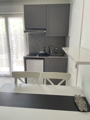 Fridge, microwave, stovetop, coffee/tea maker - Apartment between Montpellier and the sea (Lattes)