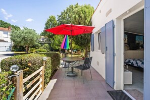 Outdoor dining - Guest Room “Lajarrieleduc” with Shared Terrace, Garden, and Wi-Fi (La Jarrie)