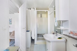 Shower, hair dryer, towels - Guest Room “Lajarrieleduc” with Shared Terrace, Garden, and Wi-Fi (La Jarrie)