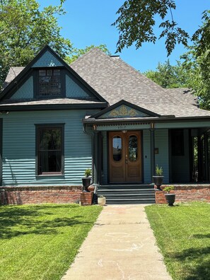 A two-story house with a front porch, a brick foundation, and a number 4517 sign. - Charming, Spacious Victorian Near Downtown Dallas (Dallas)