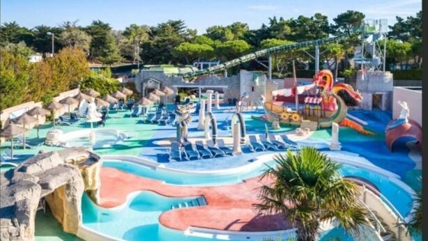 Ein Wasserpark mit mehreren Pools, Rutschen und einer Drachen-Themenfahrt.