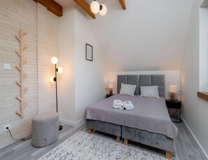 Casa | 3 habitaciones, tabla de planchar con plancha y muebles diferentes 