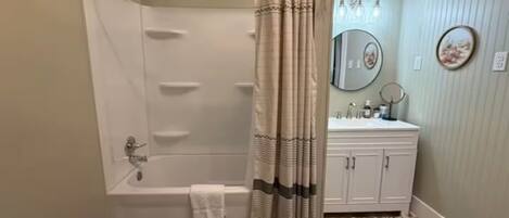 Secador de cabelo, toalhas de banho, sabonete, shampoo