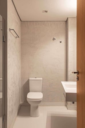 A bathroom with a toilet, a shower, and a sink. - Hotel Moov São Paulo (São Paulo)