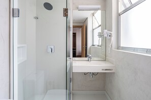 Habitación estándar con 2 camas individuales | Baño | Ducha, secador de pelo, toallas y jabón