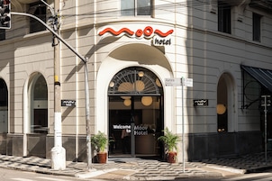 L'ingresso di un hotel con un cartello che indica 'Welcome to Moov Hotel' e un cartello stradale per 'Aurora'.