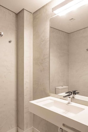A bathroom with a white sink, a mirror, and a toilet. - Hotel Moov São Paulo (São Paulo)
