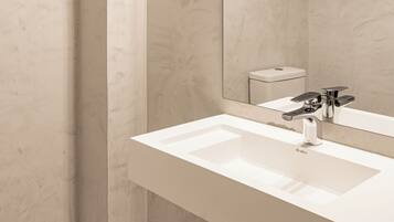 Quarto casal standard | Banheiro | Chuveiro, secador de cabelo, toalhas de banho, sabonete