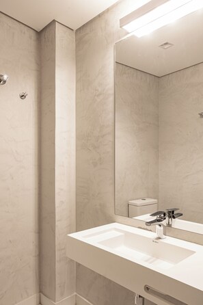 Habitación estándar doble | Baño | Ducha, secador de pelo, toallas y jabón
