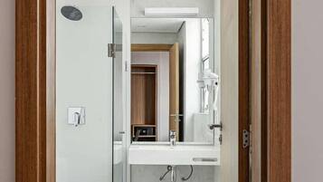 Douche, sèche-cheveux, serviettes fournies, savon