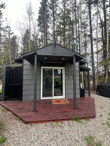 Cozy Cabin at Hidden Gem RV Park in Sundre… Glamp with Us!