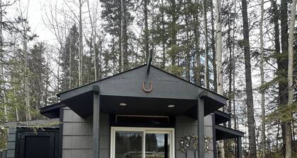 Cozy Cabin at Hidden Gem RV Park in Sundre⊠Glamp with Us!