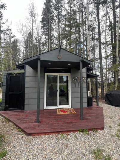Cozy Cabin at Hidden Gem RV Park in Sundre… Glamp with Us!