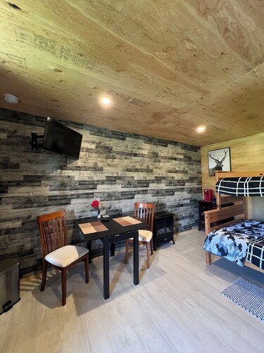 Cozy Cabin at Hidden Gem RV Park in Sundre… Glamp with Us!