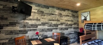 Cozy Cabin at Hidden Gem RV Park in Sundre… Glamp with Us!