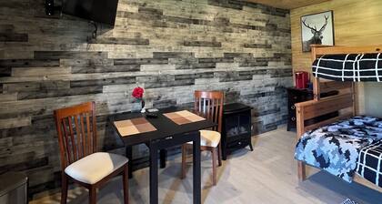 Cozy Cabin at Hidden Gem RV Park in Sundre… Glamp with Us!