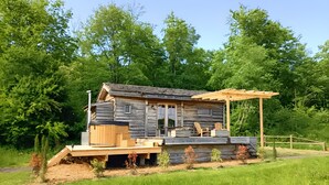 A rustic wooden cabin with a deck, a hot tub, and a pergola. - Cabin “Robin Hood’s Cabin” with Private Terrace and Nordic Bath (Foulcrey)