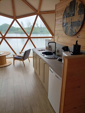 Private kitchen - A Romantic Getaway: The Dome (Foulcrey)