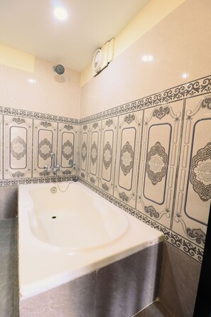 Family Room | Bathroom - Hotel Pun Inn Kathmandu (Kathmandu)