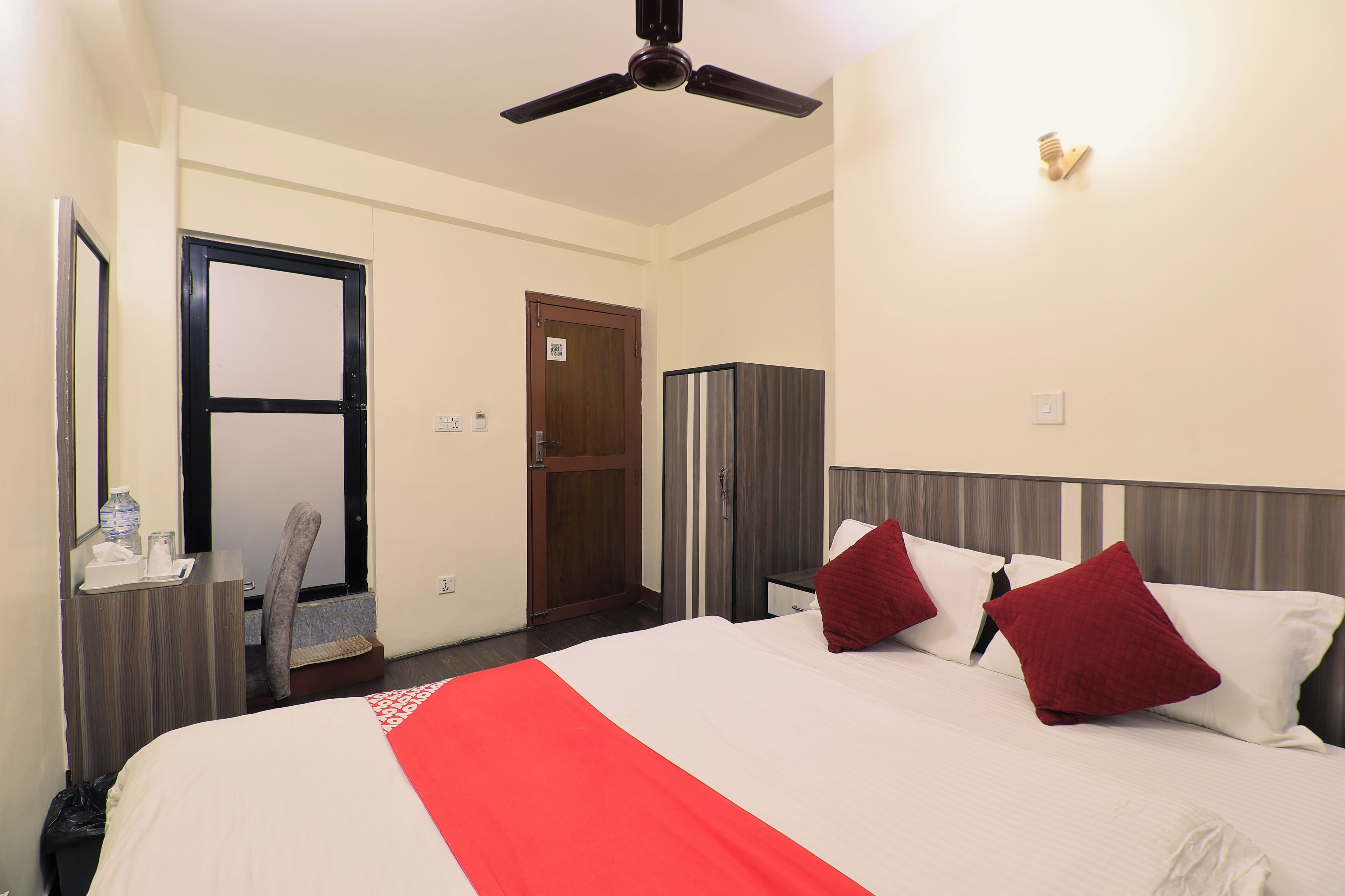 Classic Double Room, Smoking, Private Bathroom | Desk, laptop workspace, free WiFi