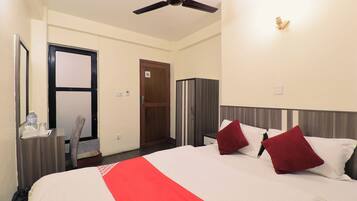 Classic Double Room, Smoking, Private Bathroom | Desk, laptop workspace, free WiFi