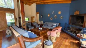 Casa familiar, 5 habitaciones, vista al jardín, en el área del jardín | Área de sala de estar