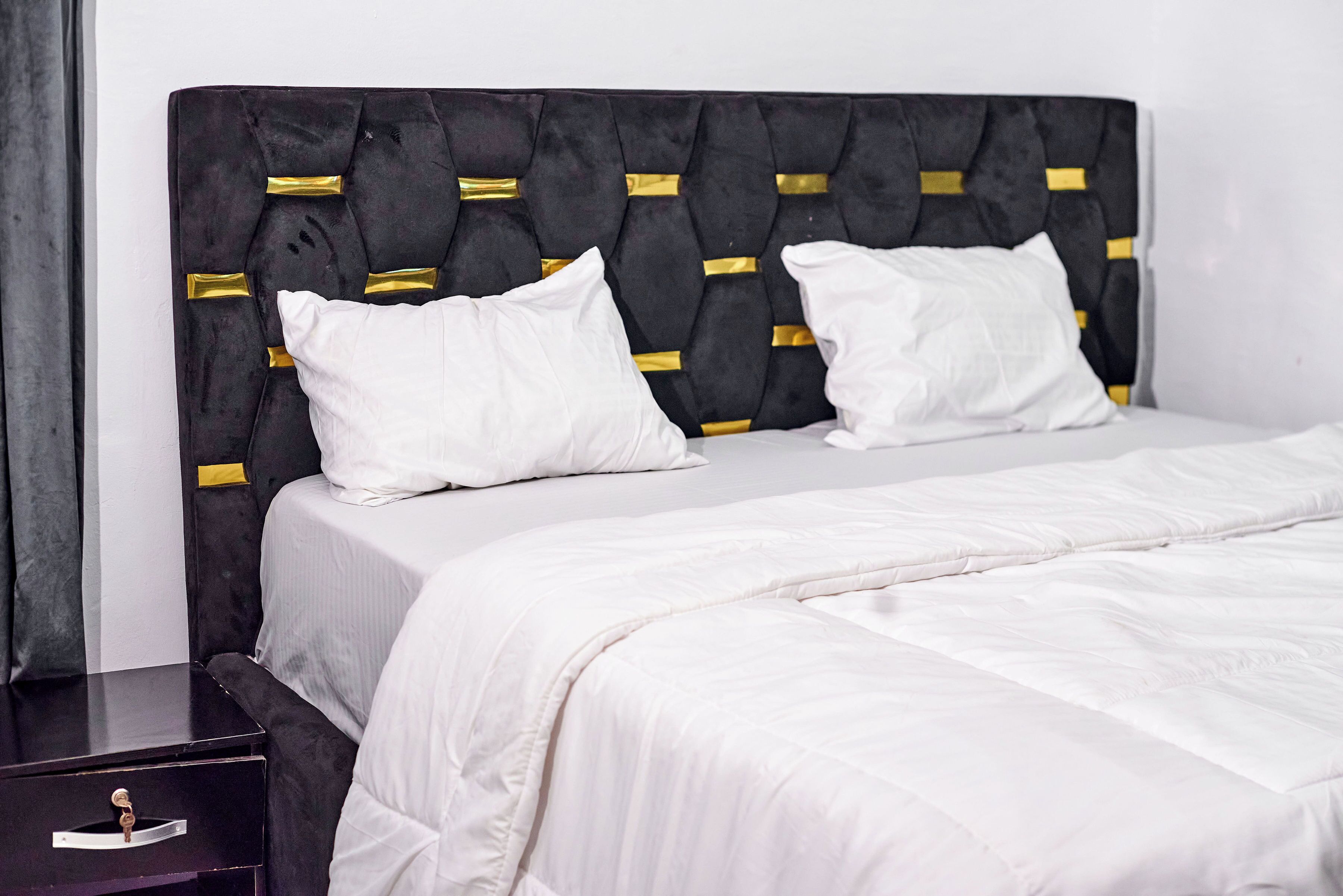 5 bedrooms, iron/ironing board, free WiFi, bed sheets