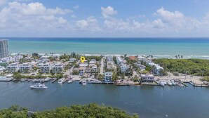 Ein Yachthafen mit Booten, eine Küstenstadt mit Gebäuden und freie Sicht auf den Ozean.