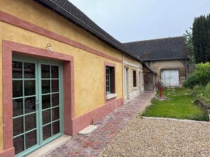 Ein Gebäude mit großen Fenstern und einem Kiesweg.