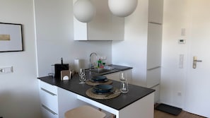 Fridge, microwave, oven, stovetop - Hermitage Apartment E03B - Lake View & Access (Maria Wörth)