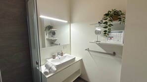 Hair dryer, towels - Hermitage Apartment E03B - Lake View & Access (Maria Wörth)
