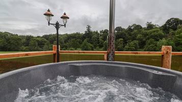 Bồn tắm spa ngoài trời