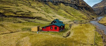 Saksun Mountain & Beach Cottage
