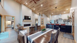 Un interior moderno con comedor, cocina y sala de estar.
