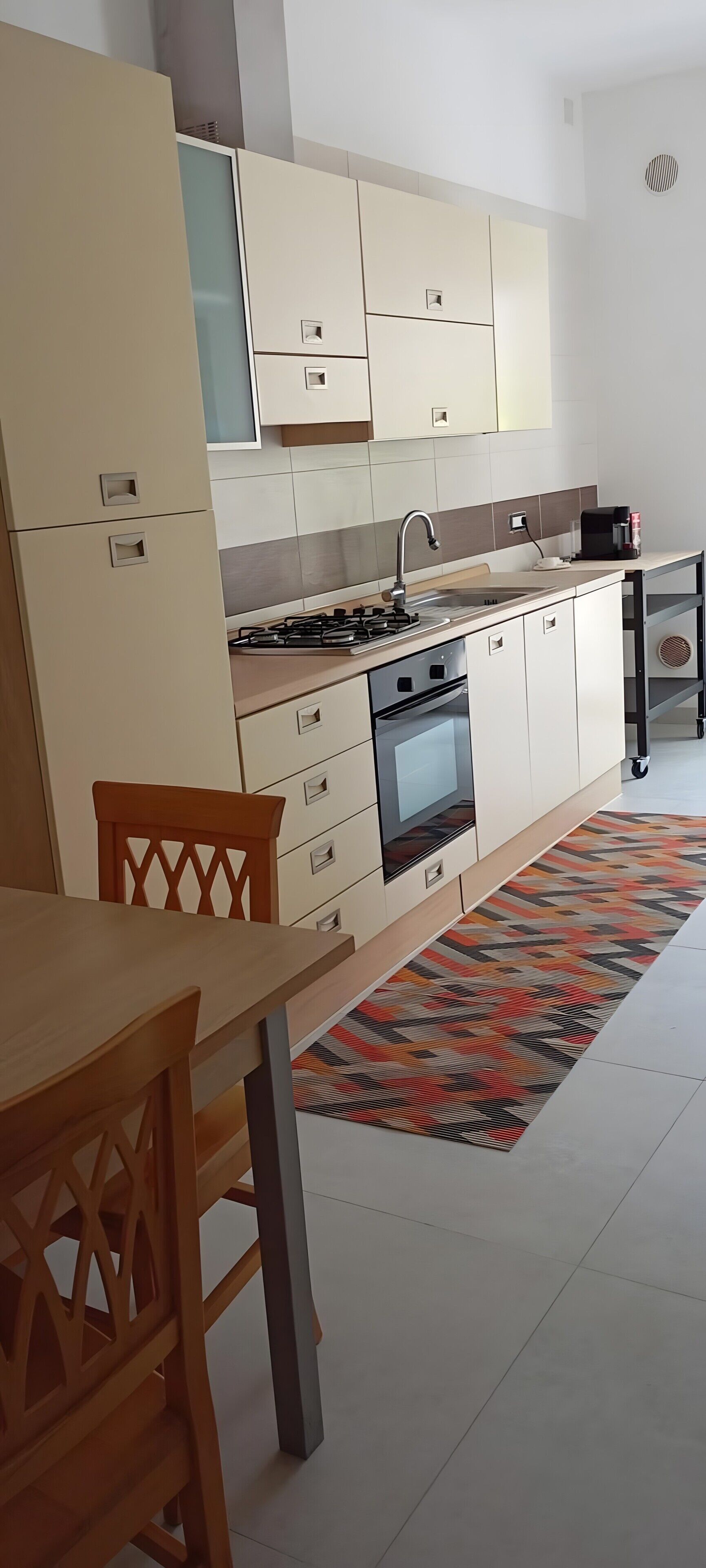 Fridge, oven, stovetop, coffee/tea maker
