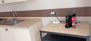 Réfrigérateur, four, plaque de cuisson, cafetière/bouilloire