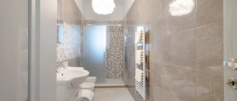 Douche, séchoir à cheveux, serviettes fournies