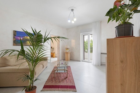 Interior. Apartment 'Il Giardino Dei Limoni' with Private Garden, Balcony and Wi-Fi