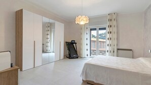 A bedroom with a bed, a treadmill, a large mirror, and a view of the outside. - Holiday Home 'Il Giardino Dei Limoni' with Garden, Balcony, Parking, Pet Friendly (Sammichele di Bari)