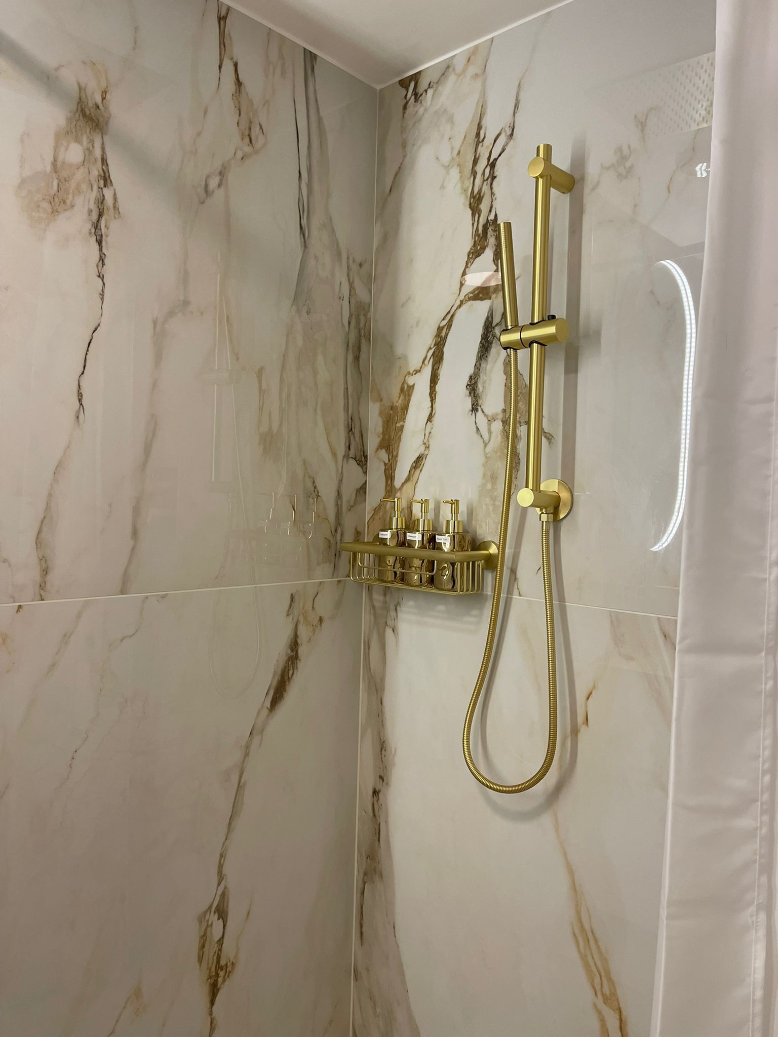 Een douche, een haardroger, een bidet, handdoeken