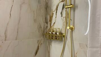 Een douche, een haardroger, een bidet, handdoeken